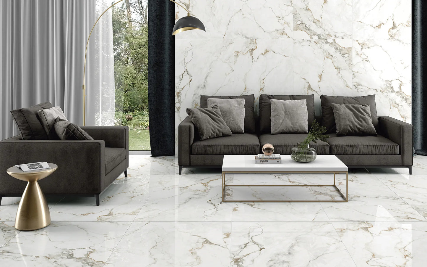 lys og moderne stue, marmor fliser er benyttet både på væg gulv og som bordplade.