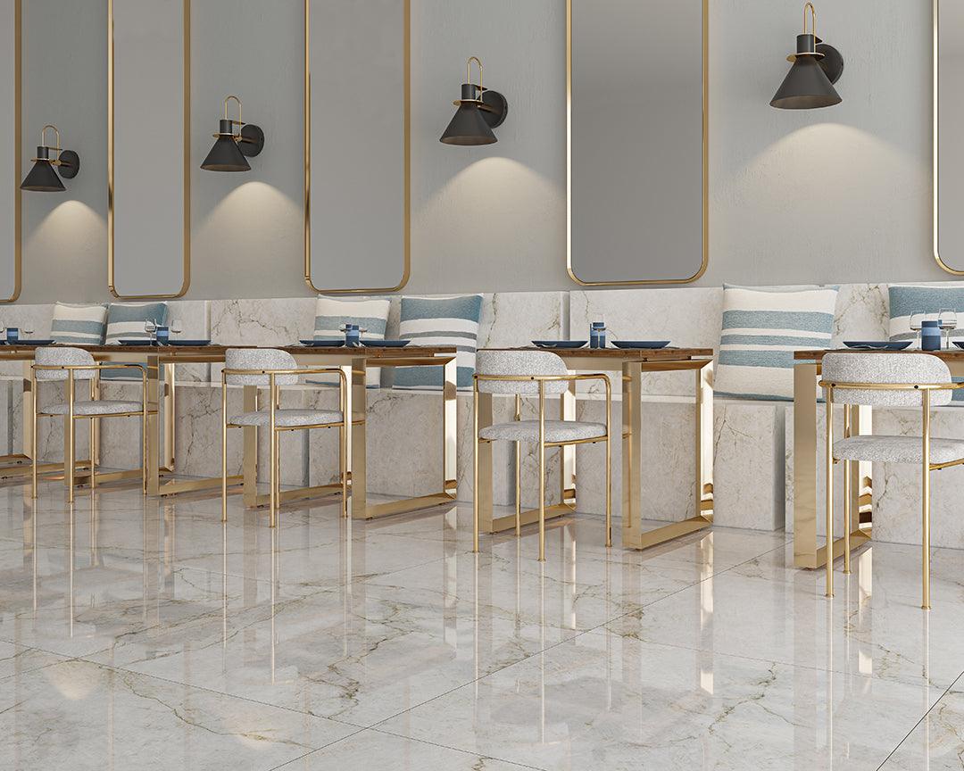 Café område og hvide bænke og guldborde og Precious Gold marmor fliser på gulvet