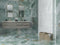Badeværelse med to vaske, spejle og Iceland Mint marmor fliser på vægge og gulv
