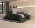 Soveværelse med seng i center og Coliseo Beige marmor flise på væg og gulv