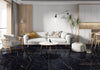 Sorte marmor fliser pryder denne elegante stue. Sammen med træ møbler og stof sofa skabes der både hygge og elegance