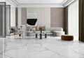 Moderne stue med møbler og Villa Acru White Blank marmor flise i hvid på gulv