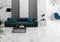 Stue med grøn sofa og sort bord med Villa White blank hvid marmor fliser på vægge og gulv