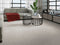 Moderne stueområde med matte møbler og Belgravia Pearl betonfliser