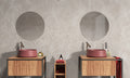 Badeværelse med to røde vaske, to spejle med Slabs Marfil marmor fliser i væggen