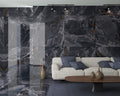 Stueområde med lys sofa, træbord og Iceland Midnight marmor fliser på vægge og gulv
