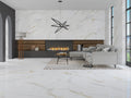 Stue med pejs, møbler og Marshall Gold marmor fliser på væg og gulv
