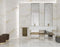 Badeværelse med vaske, spejle og Marshall Gold marmor fliser på væg og gulv
