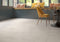 Moderne udestue med mørkt interiør, farverige møbler og Norwich Perla fliser i betonlook på gulv