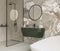 Badeværelse med vask, spejl, bruser, badekar og Ravello Naturale marmor vægfliser