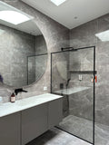 Badeværelse med Akropolis Grey marmor fliser på vægge og gulv