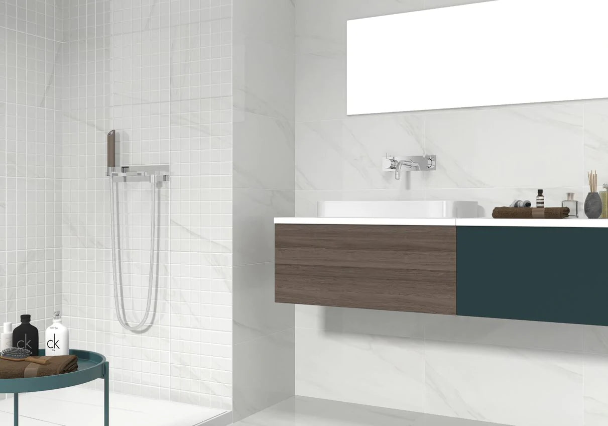 Badeværelse med vask, bruser og Caacatta marmor fliser på væg og gulv