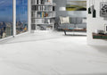 Stue med møbler, bøger, udsigt til storby og Calacatta marmor fliser på gulv