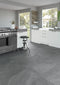 Moderne køkken med hvide skabe og Ecco Grey gulvfliser i betonlook