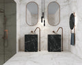 Badeværelse med vask, spejle, bruser og Precious Natural marmor fliser på væg og gulv