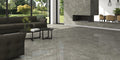 Stue med pejs, mørke sofamøbler og Puccini Grey marmor fliser på gulvet
