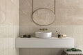 Badeværelse med vask, spejl og Slabs Nude marmor vægfliser
