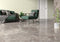Akropolis Grey marmor fliser på gulv i stue med grønne stolemøbler