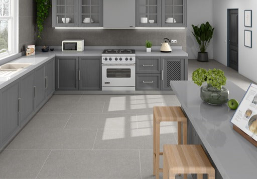 Moderne køkken med mørke skabe og Belgravia Grey gulvfliser i betonlook