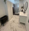 Badeværelse med Casablanca White marmor fliser på gulv og væg i bruseren