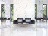 Stue med mørke møbler og Grayish marmor fliser på gulv og vægge