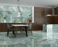 Køkkenområde med spisebord, komfur, andre småting og Iceland Mint marmor fliser på væg og gulv