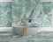 Badeværelse med badekar i sten-look og Iceland Mint marmor fliser på vægge og gulv