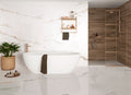 Badeværelse med badekar og bruser med Lance marmor fliser på vægge og gulv